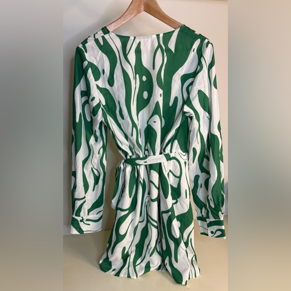 Green and White Wrap Dress size large - Picture 3 of 3